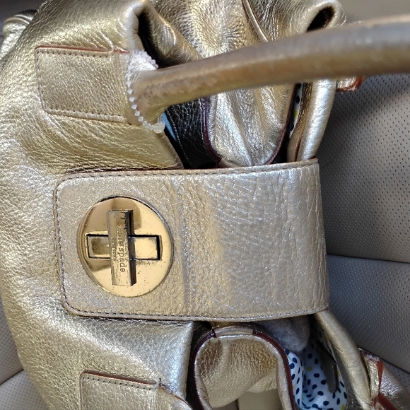 stylish Kate Spade New York Bexley Jessie tote bag features a solid pattern - Picture 2 of 11